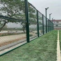 泰州体育设施围网 足球场围网 绿色铁丝围栏网生产安装