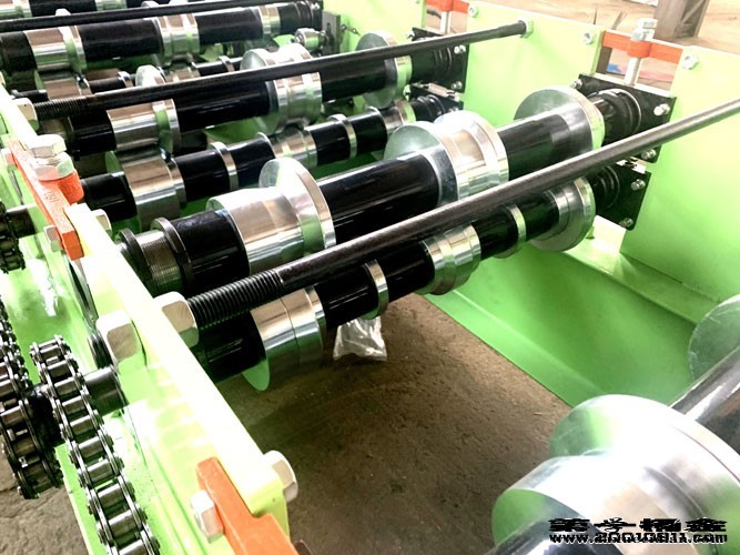 彩钢瓦厂需要的设备实惠@沧州泊头市浩洋高端压瓦机
