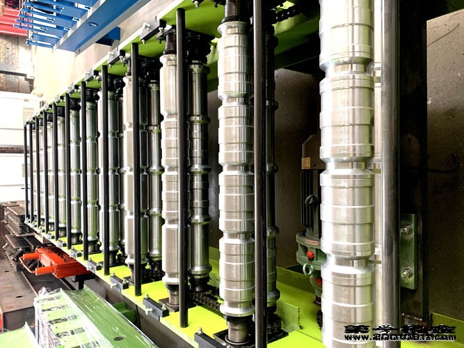 聚氨酯彩钢瓦设备生产厂@中国河北省沧州市浩洋高端压瓦机厂