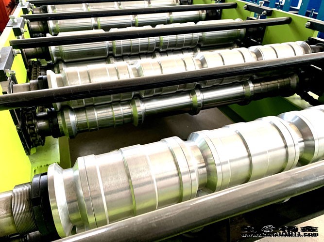 沧州市浩洋机械实体生产厂彩钢瓦机器的摆放@制造厂